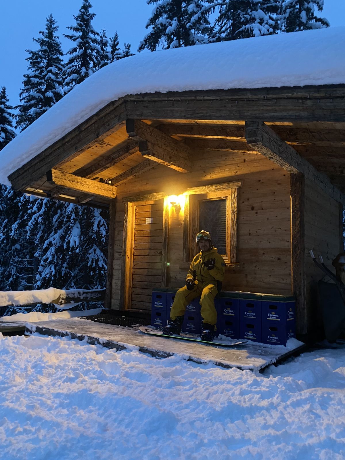 Baita illuminata sulla neve all'ora blu